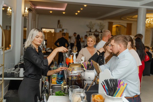 Drink bar na wesele - kolorowe koktajle dla gości