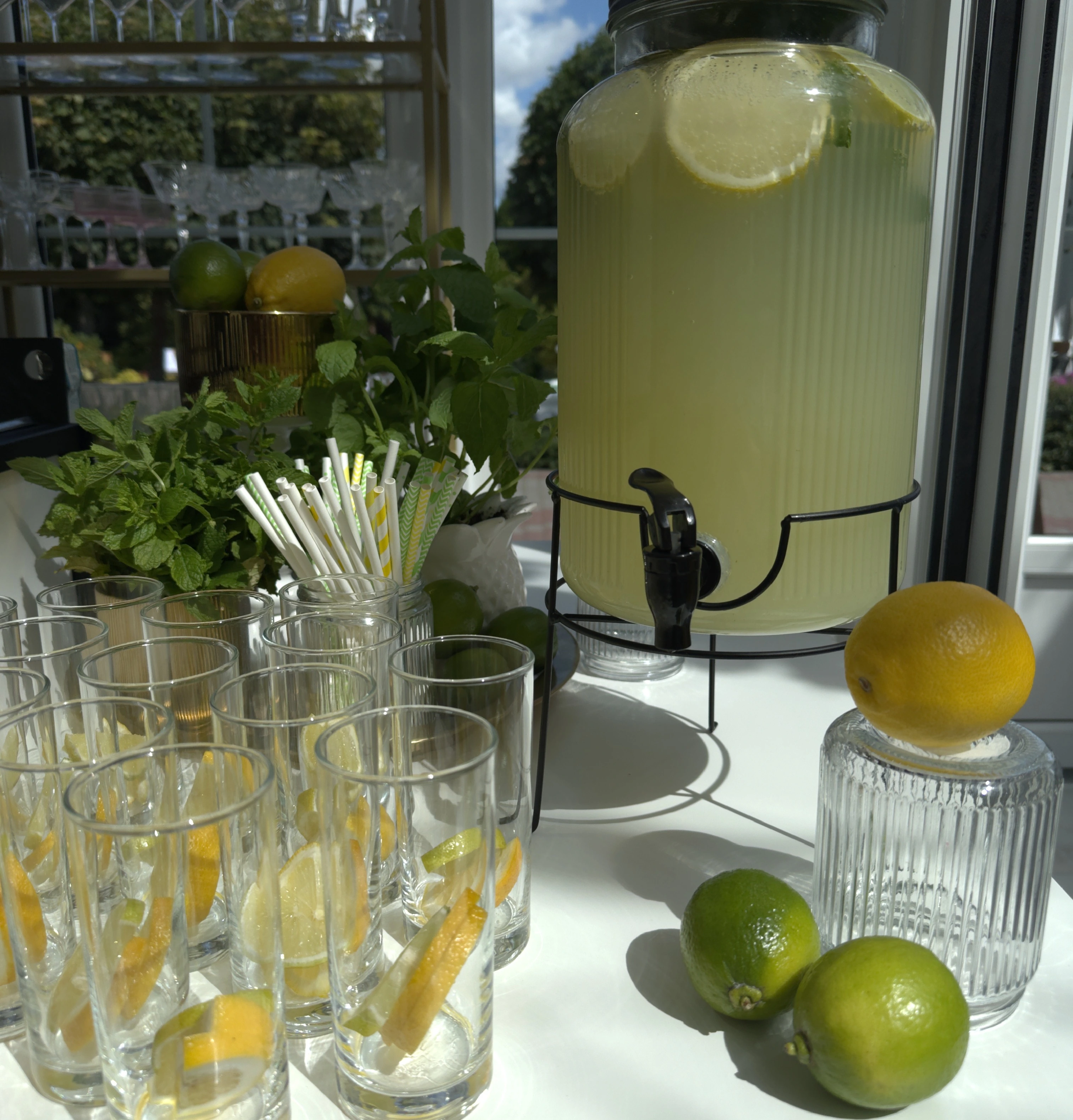 Orzeźwiające lemoniady powitalne na wesele - drink bar na wesele