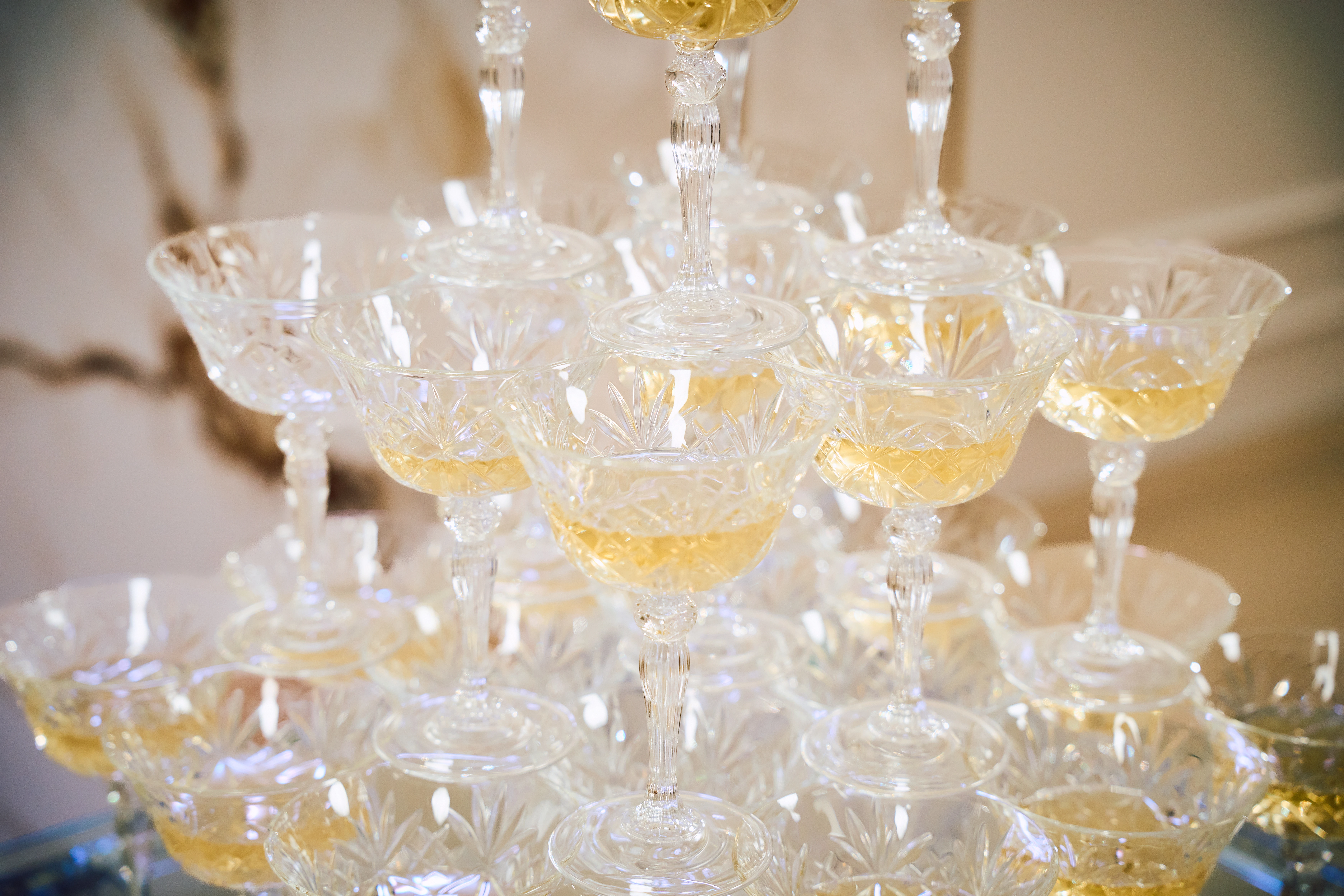 Szklana wieża z szampanem - Champagne Tower na wesele