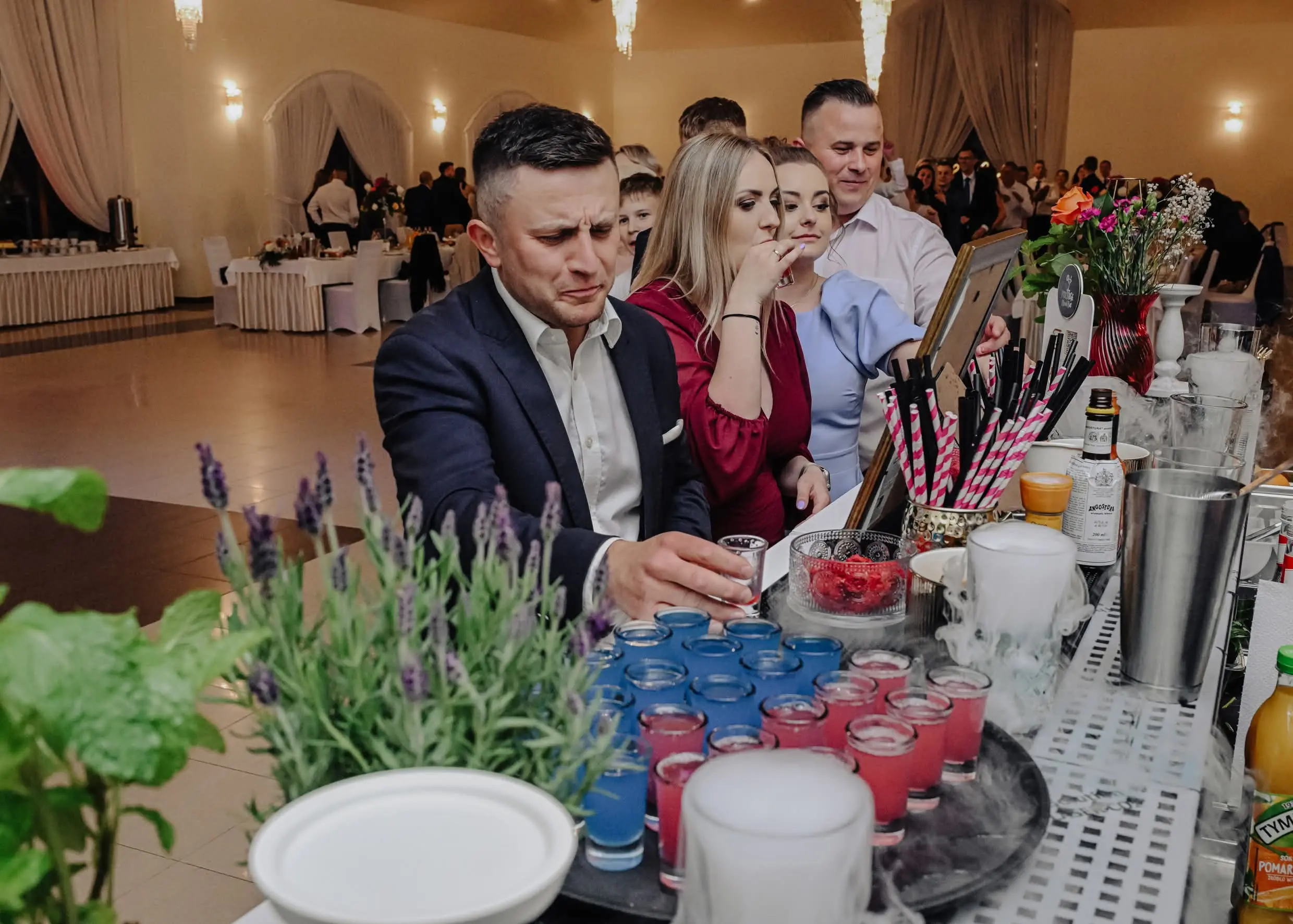 Drink bar na wesele - eleganckie szkło koktajlowe
